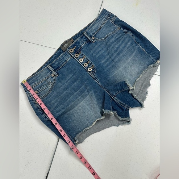 Torrid 3.5 Inch Vintage Stretch Mid-Rise Short - Picture 5 of 13